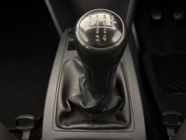 2013-Volkswagen-Polo-Vivo-16-5-dr image:10