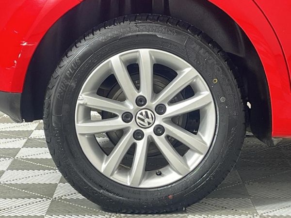 2013-Volkswagen-Polo-Vivo-16-5-dr image:7