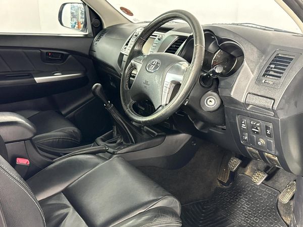 2015-Toyota-Hilux-30-D-4D-Legend-45-4x4-Double-Cab image:9