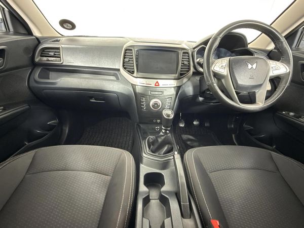 2024-Mahindra-XUV-300-12T-W6 image:1