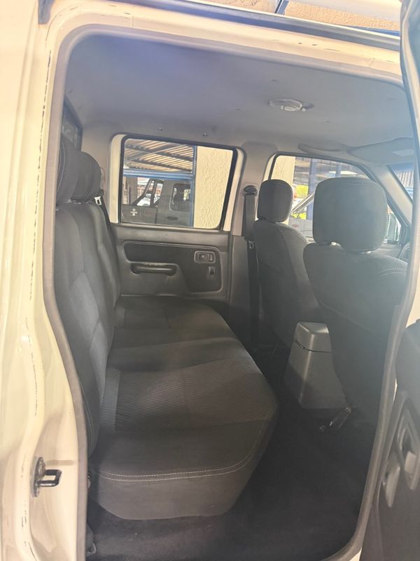 2018-Nissan-NP300-24-Hi-Rider-Double-CabAccident-Free-Bargain image:9