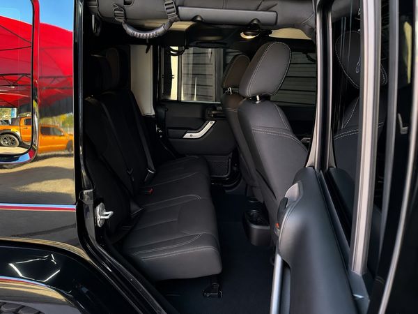 2014-Jeep-Wrangler-Unlimited-Sahara-36-V6-Auto image:9