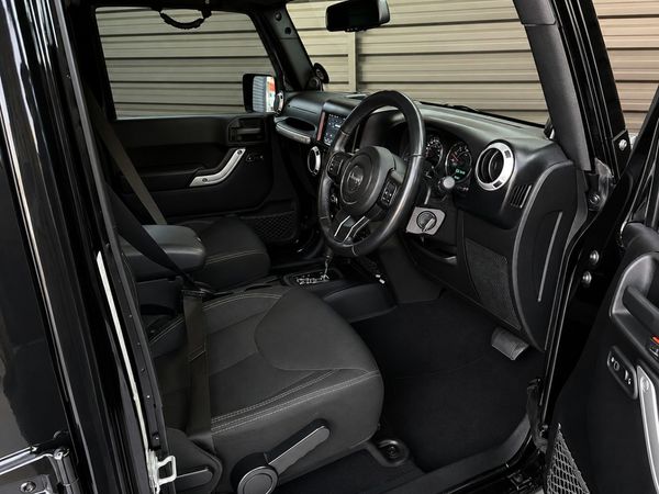 2014-Jeep-Wrangler-Unlimited-Sahara-36-V6-Auto image:10