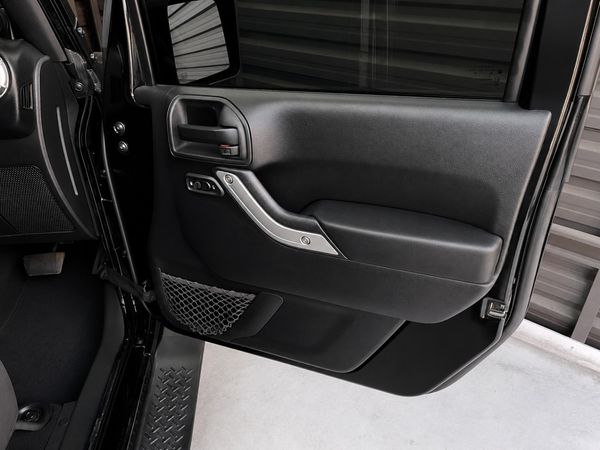 2014-Jeep-Wrangler-Unlimited-Sahara-36-V6-Auto image:12