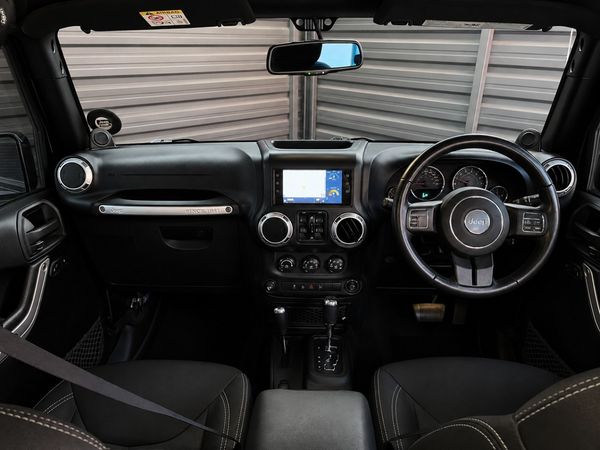 2014-Jeep-Wrangler-Unlimited-Sahara-36-V6-Auto image:13