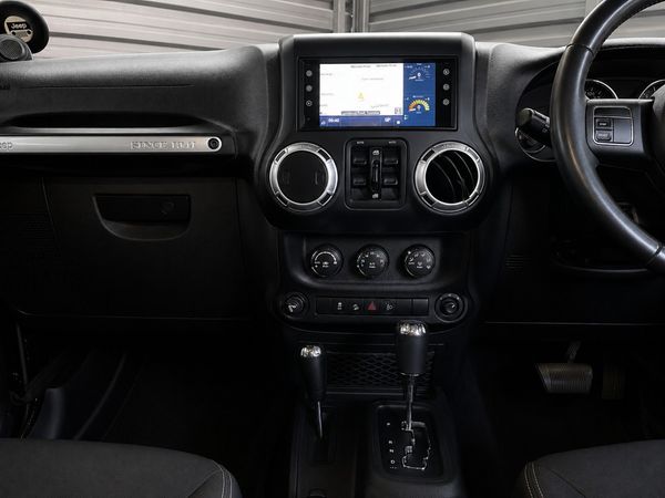 2014-Jeep-Wrangler-Unlimited-Sahara-36-V6-Auto image:14