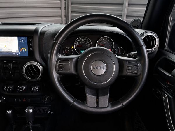 2014-Jeep-Wrangler-Unlimited-Sahara-36-V6-Auto image:15