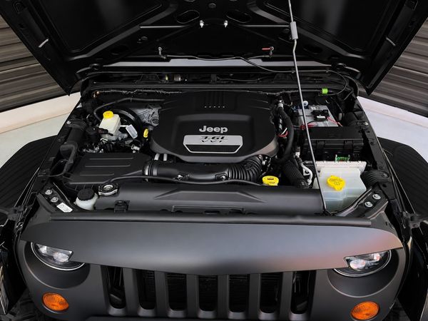 2014-Jeep-Wrangler-Unlimited-Sahara-36-V6-Auto image:16