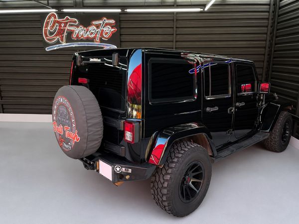 2014-Jeep-Wrangler-Unlimited-Sahara-36-V6-Auto image:4