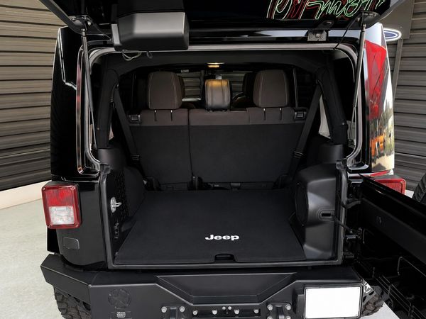 2014-Jeep-Wrangler-Unlimited-Sahara-36-V6-Auto image:8