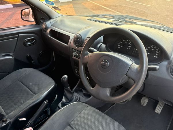 2017-Nissan-NP200-16 image:1