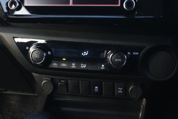 2020-Toyota-Hilux-28-GD-6-Raised-Body-Legend-Auto-Double-Cab image:20