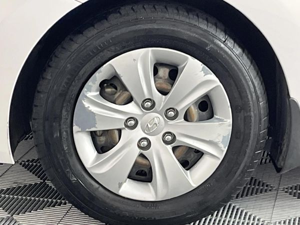2013-Hyundai-Elantra-16-GLS-Premium image:4