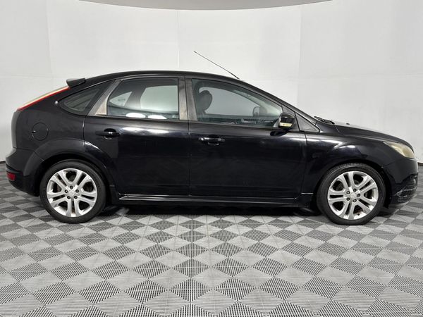 2010-Ford-Focus-18-Si-5-dr image:16