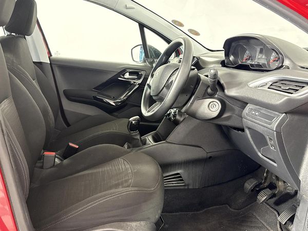 2014-Peugeot-208-12-VTi-Access-5-dr image:9