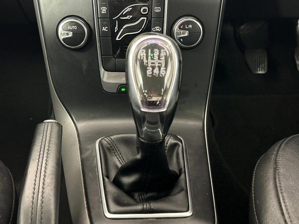 2014-Volvo-V40-D2-Excel image:10