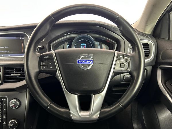 2014-Volvo-V40-D2-Excel image:11