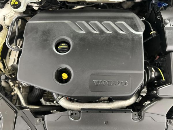 2014-Volvo-V40-D2-Excel image:12