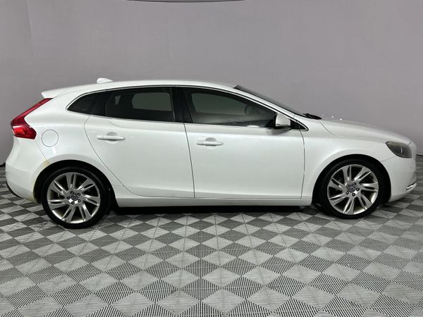 2014-Volvo-V40-D2-Excel image:16