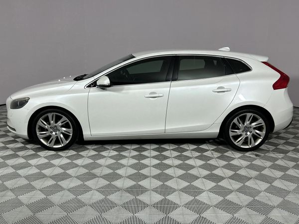 2014-Volvo-V40-D2-Excel image:18