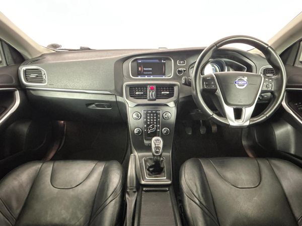 2014-Volvo-V40-D2-Excel image:1