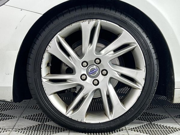 2014-Volvo-V40-D2-Excel image:4