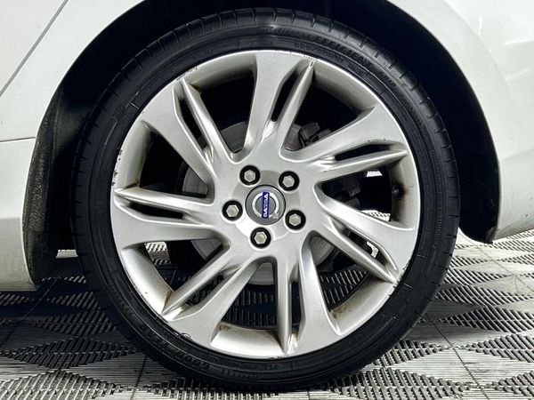 2014-Volvo-V40-D2-Excel image:6