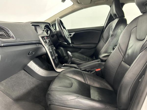 2014-Volvo-V40-D2-Excel image:8