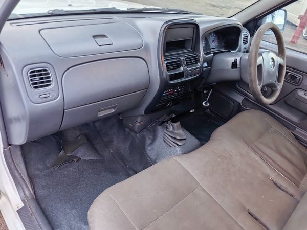 2014-Nissan-NP300-20i-LWB-SC image:9