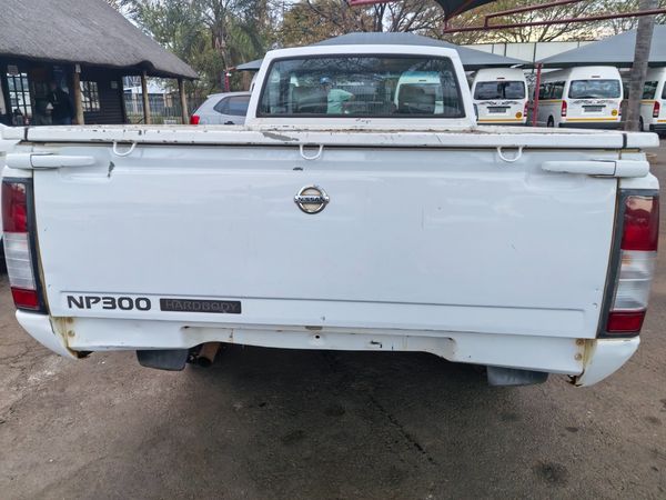2014-Nissan-NP300-20i-LWB-SC image:5