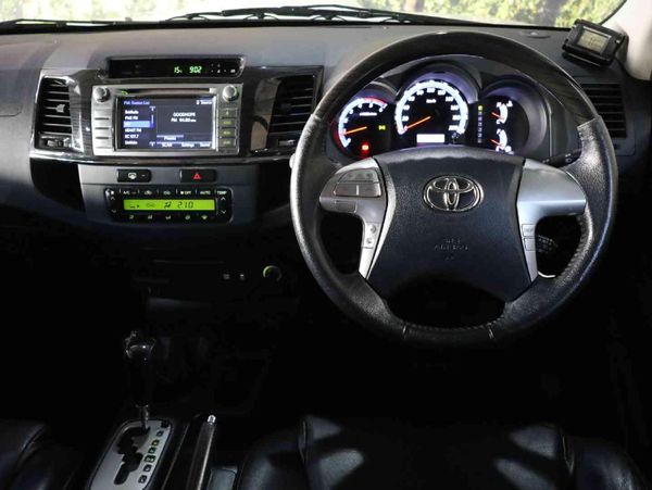 2015-Toyota-Fortuner-30-D-4D-4x4-Auto image:9