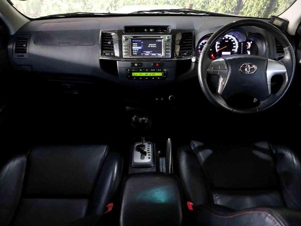 2015-Toyota-Fortuner-30-D-4D-4x4-Auto image:3