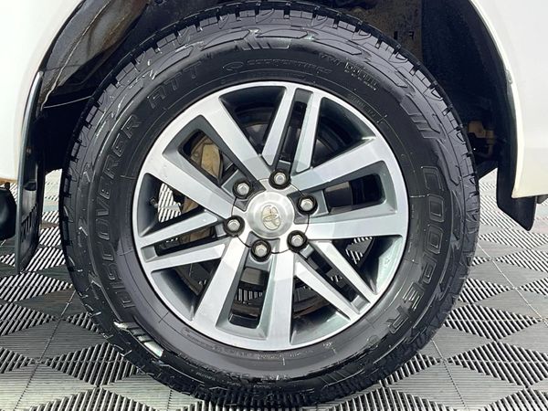 2016-Toyota-Hilux-28-GD-6-Raider-4x4-Double-Cab-Auto image:5