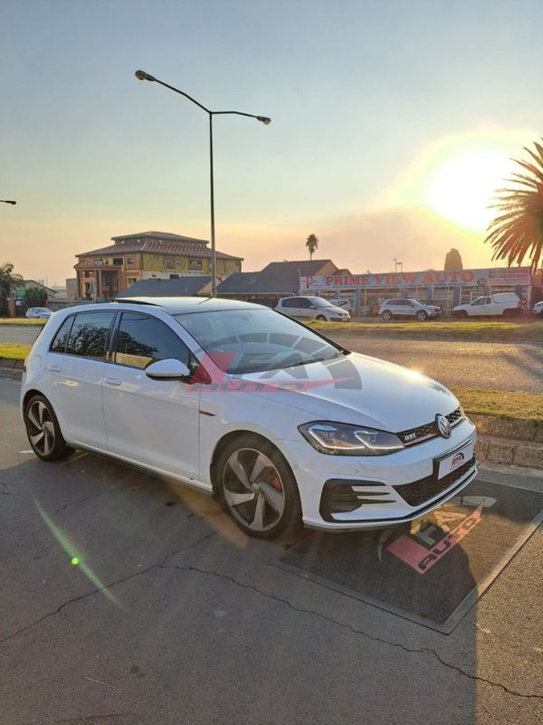 2017-Volkswagen-Golf-VII-GTI-20-TSI-Auto image:2