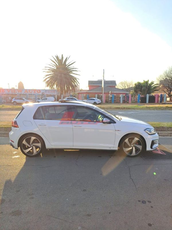 2017-Volkswagen-Golf-VII-GTI-20-TSI-Auto image:3