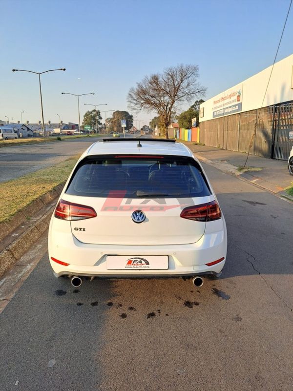 2017-Volkswagen-Golf-VII-GTI-20-TSI-Auto image:5