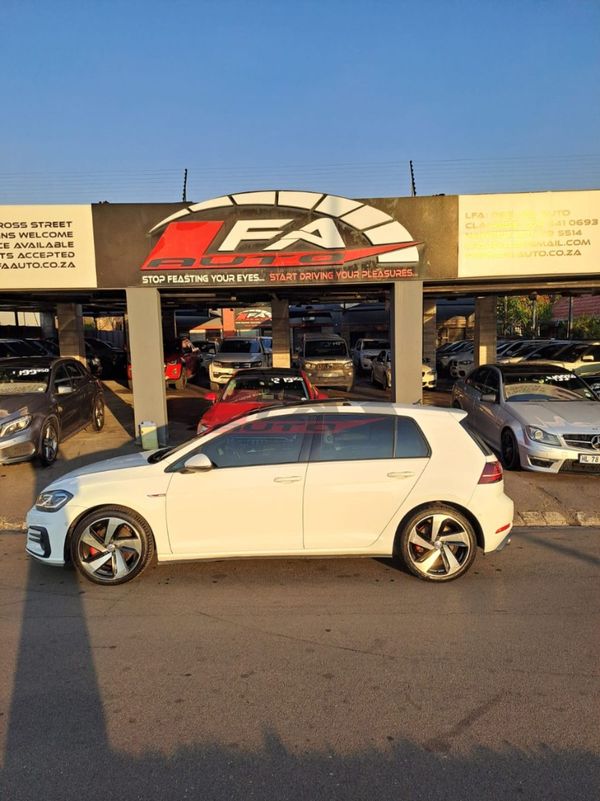 2017-Volkswagen-Golf-VII-GTI-20-TSI-Auto image:7