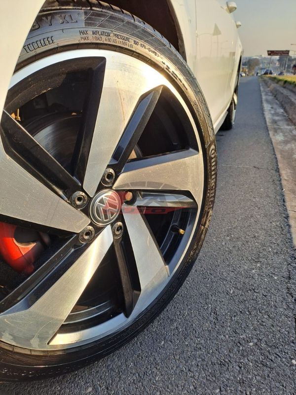2017-Volkswagen-Golf-VII-GTI-20-TSI-Auto image:8