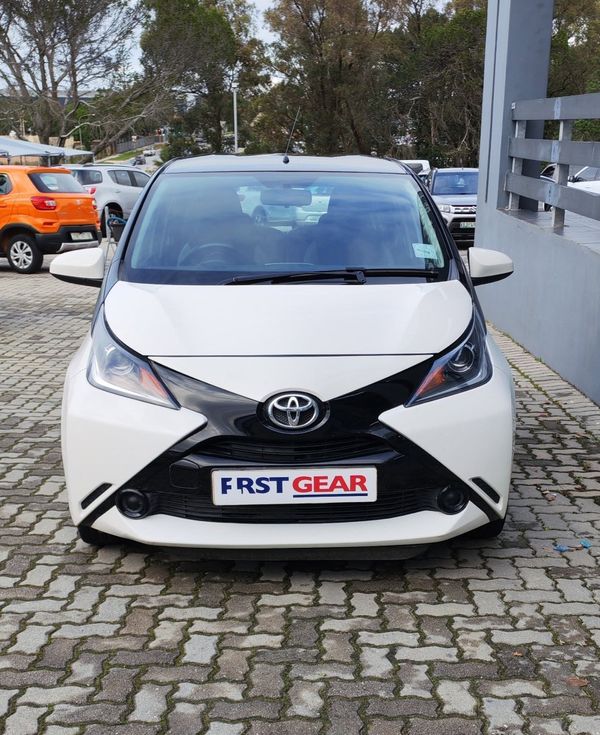 2016-Toyota-Aygo-10-X-Play-5-dr image:4