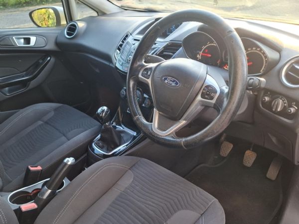 2013-Ford-Fiesta-10-EcoBoost-Titanium-5-dr image:5