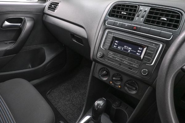 2019-Volkswagen-Polo-Vivo-16-Comfortline-Auto-5-dr image:9