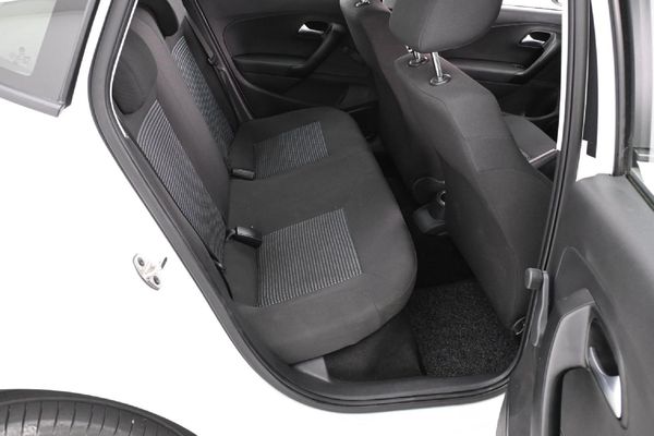 2019-Volkswagen-Polo-Vivo-16-Comfortline-Auto-5-dr image:11