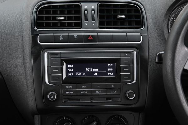 2019-Volkswagen-Polo-Vivo-16-Comfortline-Auto-5-dr image:12