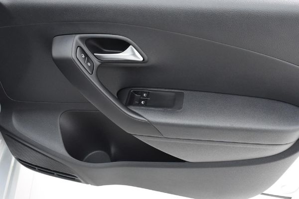 2019-Volkswagen-Polo-Vivo-16-Comfortline-Auto-5-dr image:19
