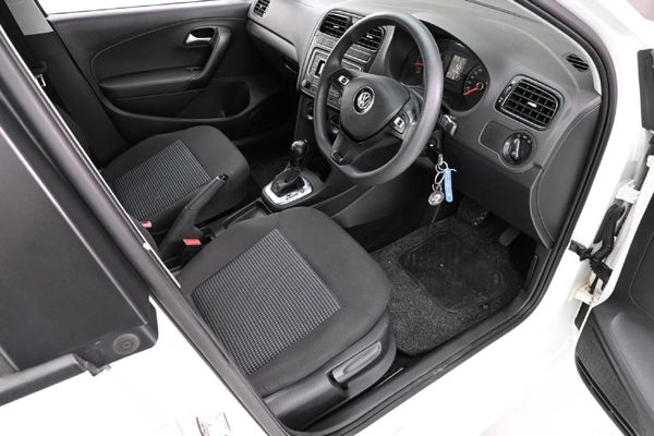 2019-Volkswagen-Polo-Vivo-16-Comfortline-Auto-5-dr image:3