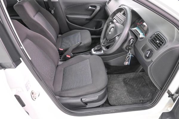 2019-Volkswagen-Polo-Vivo-16-Comfortline-Auto-5-dr image:6