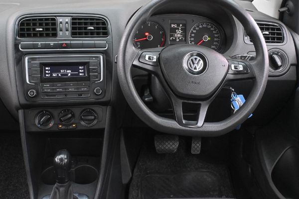 2019-Volkswagen-Polo-Vivo-16-Comfortline-Auto-5-dr image:8