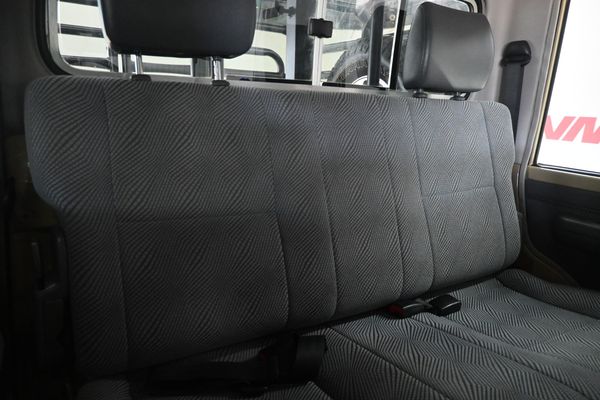 2015-Toyota-Land-Cruiser-79-45-D-Double-Cab image:9