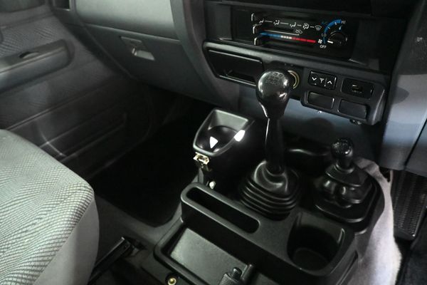 2015-Toyota-Land-Cruiser-79-45-D-Double-Cab image:10