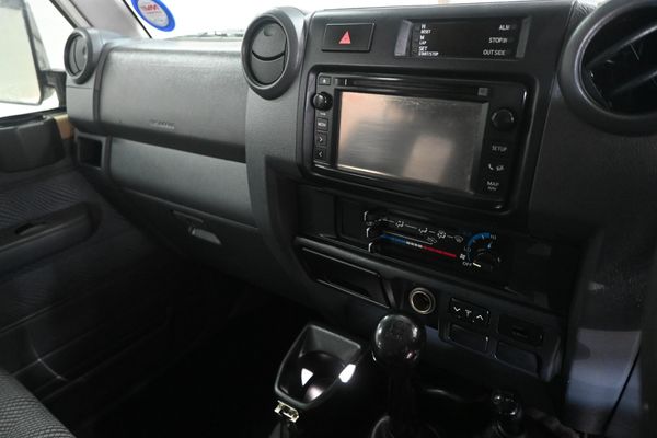 2015-Toyota-Land-Cruiser-79-45-D-Double-Cab image:11